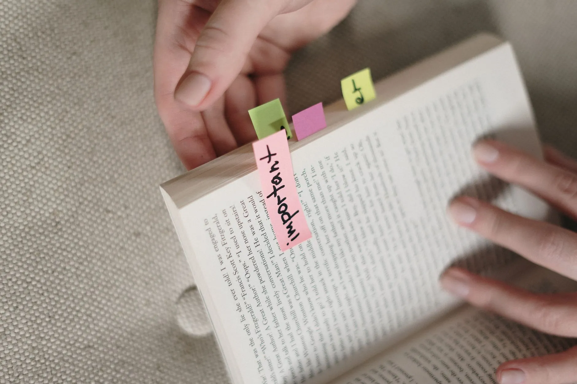 付箋を貼りながら本を読む様子