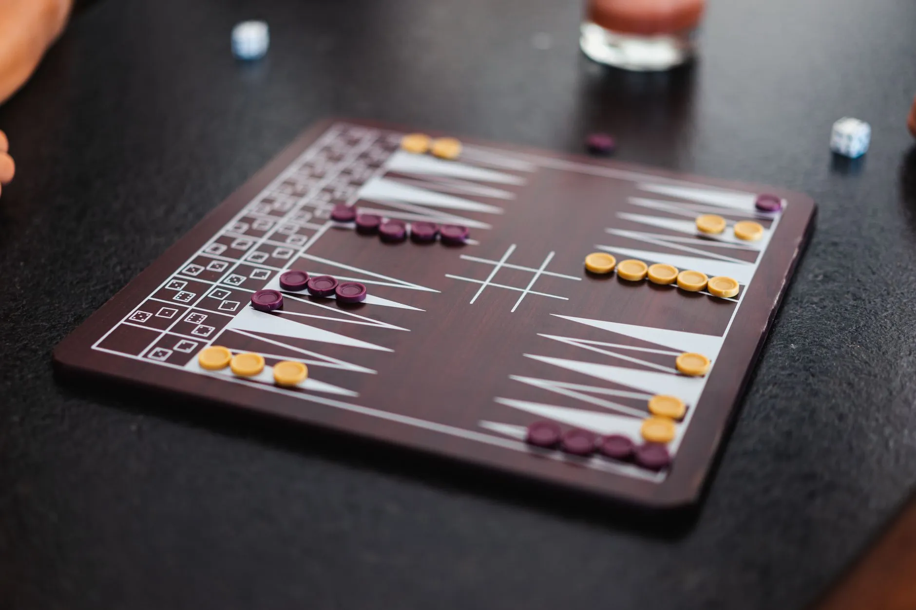 テーブルに広げられたボードゲーム